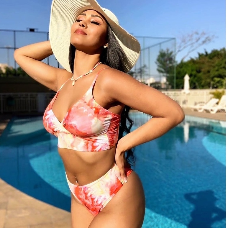 Biquini-topo-cortado-com-bojo-multicolorido-gravata-corante-calcinha-cal-as-quentes-cintura-alta-modelo-exclusivo