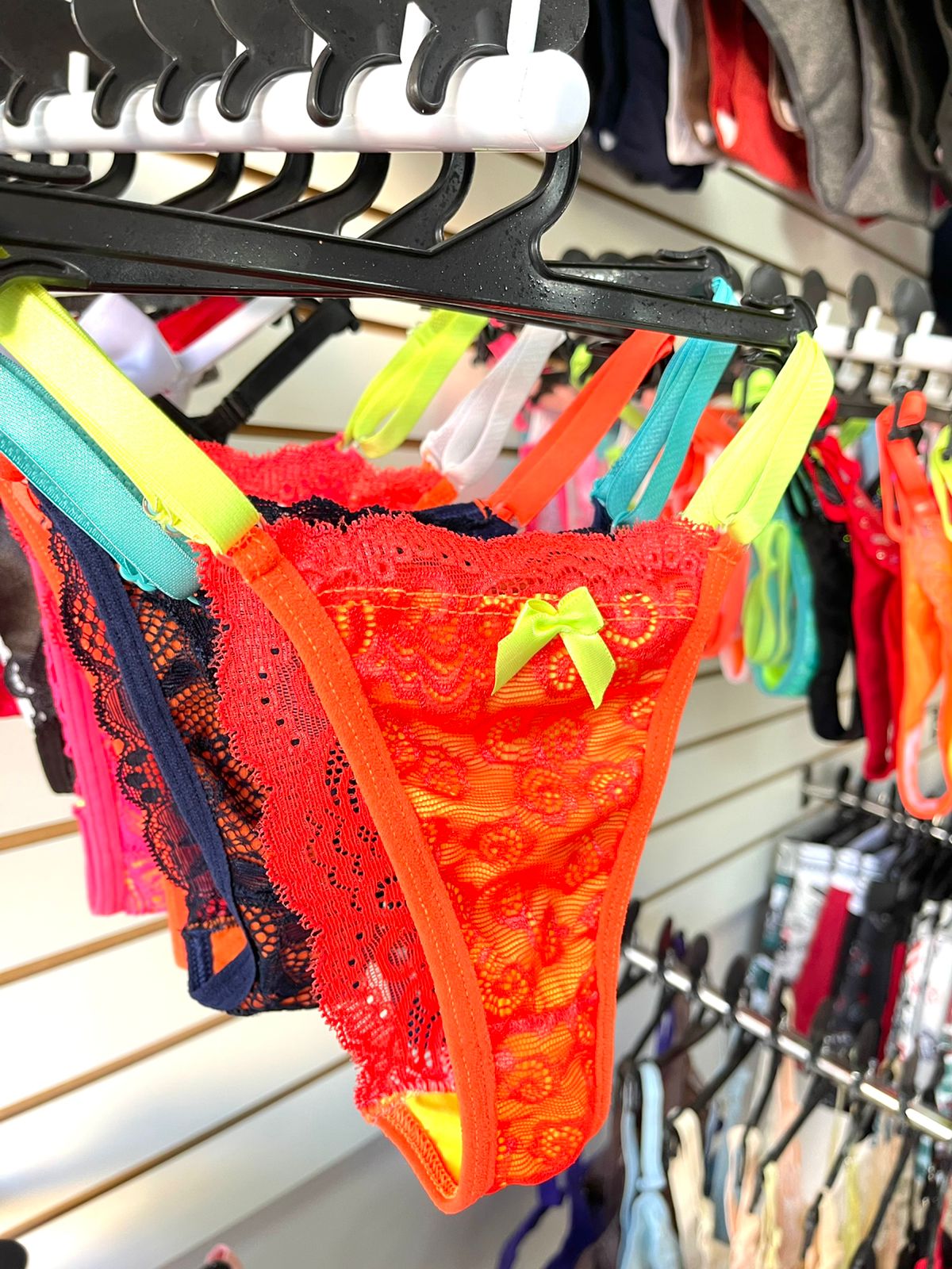 Kit-5-Tangas-Fio-Dental-Arco-res-Regulagem-Calcinha-Neon-Bicolor-String-Tamanho-nico-Sexy-Ajust